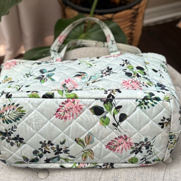 Vera Bradley Seawater Blooms🌸Extra Large Quilted Floral 2025 Tote or Diaper Bag - Picture 5 of 7